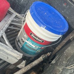 8–9Gallons TOTAL ROOF COATING TWO BUCKETS ALMOST FULL NEW JUST DIRRTY FROM ANOTHER BUCKET FALLING OVER BUT NEW And White 