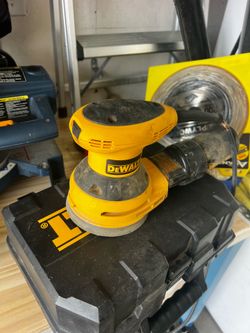 DeWalt D26451 5” Random Orbit Palm Sander w/ Case & Sanding Discs