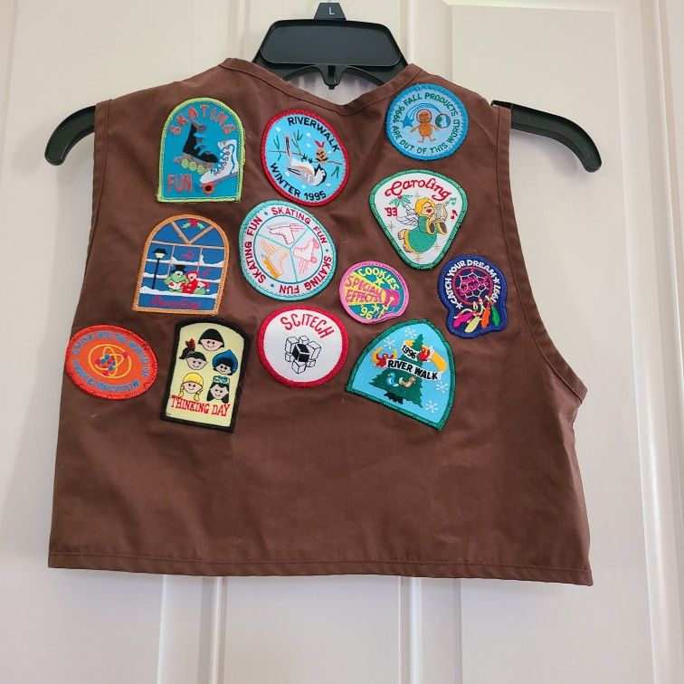 Vintage 90s Girl Scout Brownie Vest 18 Patches Large USA Brown “0146”Naperville Midwest Riverwalk