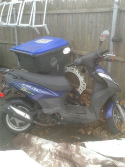 2009 E-ton runs perfect all light blinkers work big storage under seat ..