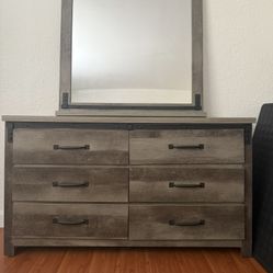 Dresser With Mirror