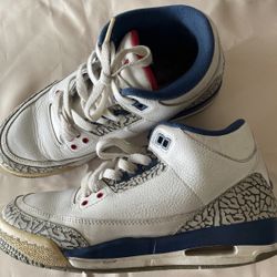 Gently worn Jordan 3 Retro OG White/Fire Red-True Blue 854262-106, Size 5.5Y.