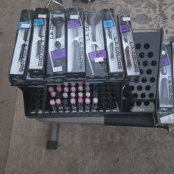 La color multi purpose, Brush.
And makeup holders