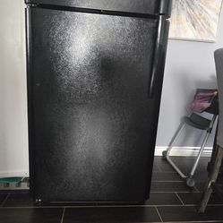 Frigidaire Refrigerator 18.3cu OBA