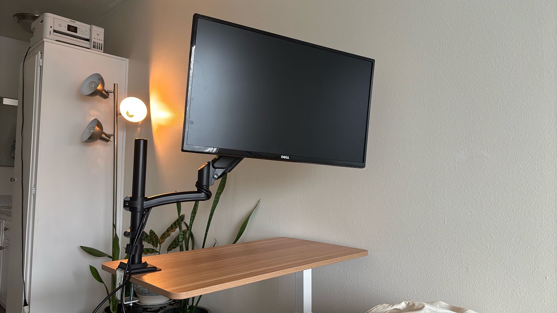 Dell SE2717HC Monitor 27” 1920 X 1080 (Full HD) With Desk Mount