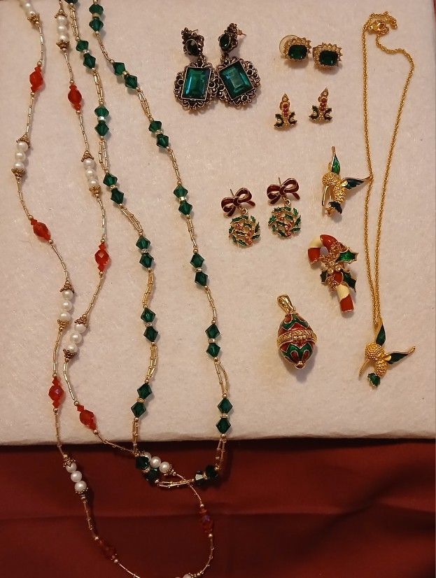 Vintage Holiday Jewlery Bundle