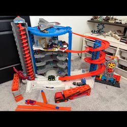 Hot Wheels Super Ultimate Garage Plus Extras