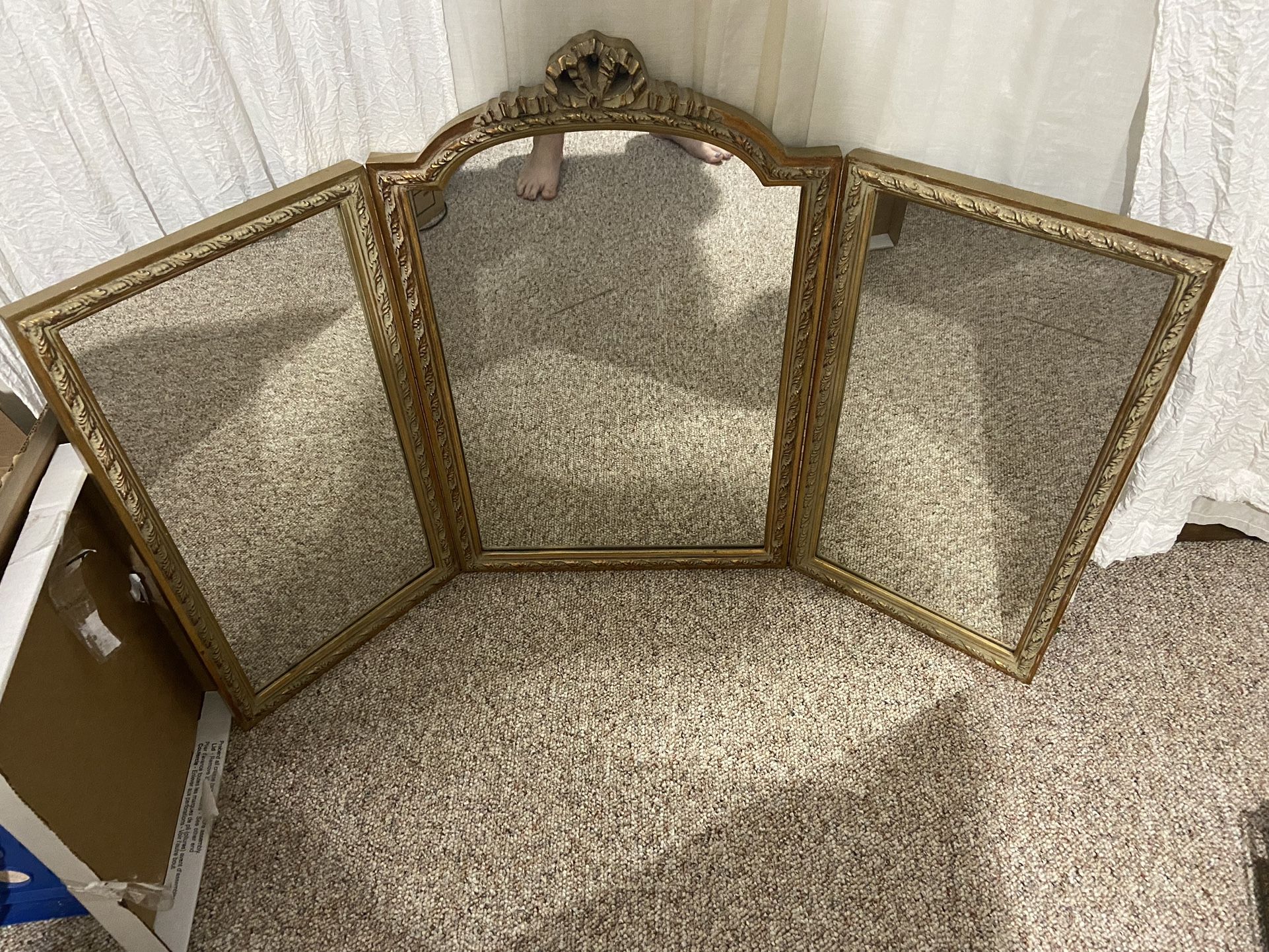Trifold Vintage Vanity/Boudoir Mirror