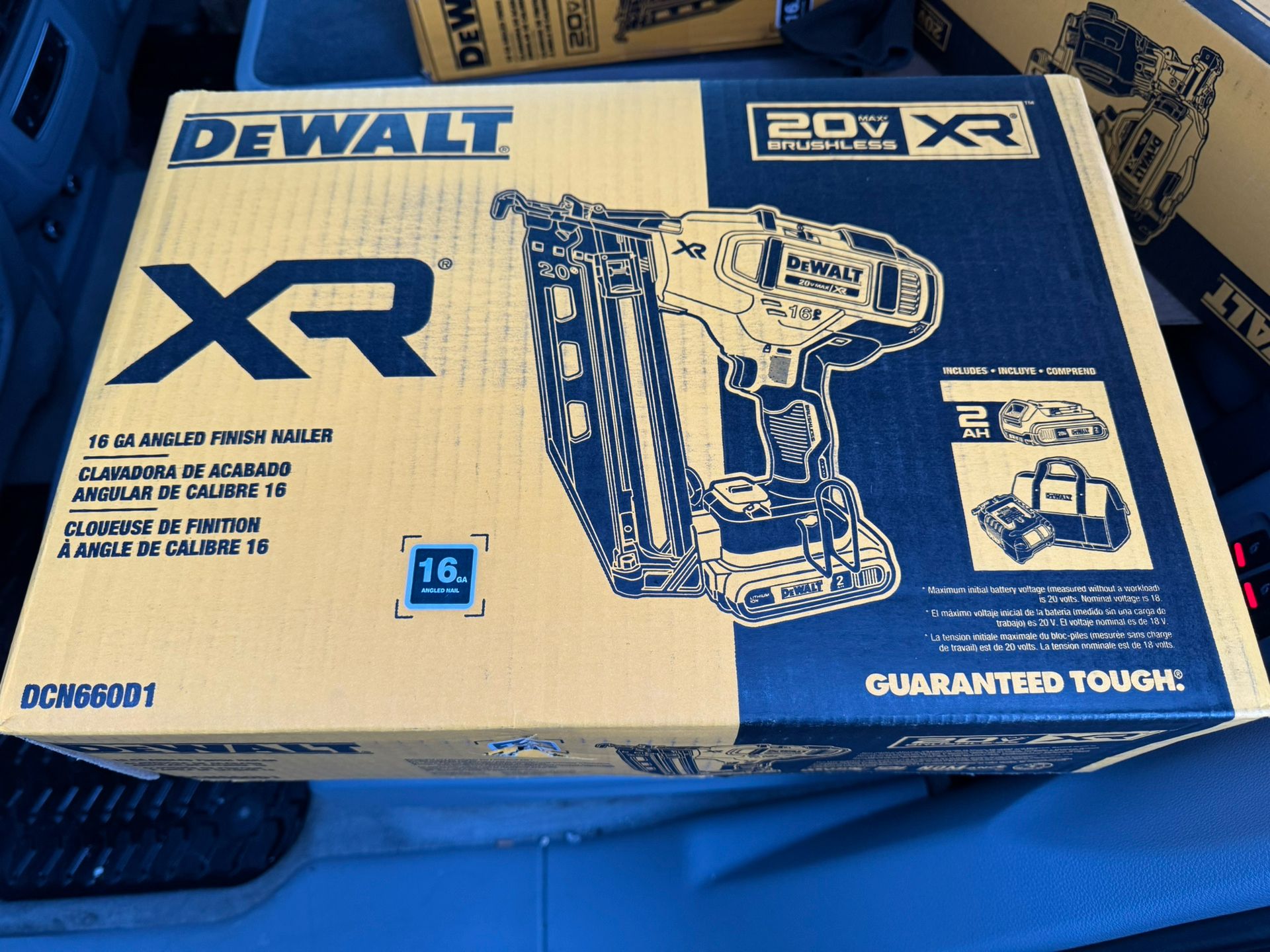 DeWalt 16 GA ANGLED FINISH NAILER (2)