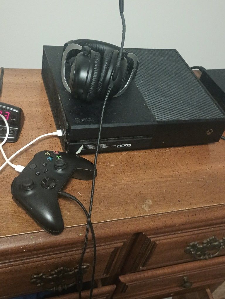 Xbox One, Hyper X Headphones, Controller,