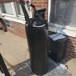 everlast boxing bag like new 120lb