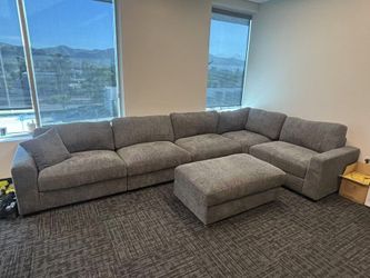 BRAND NEW LARGE SECTIONAL COUCH WITH OTTOMAN