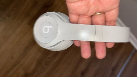 White Beats Solo 3 Wireless Headphones