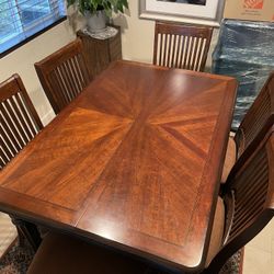 Gorgeous 8-person Dining Set With Matching Hutch