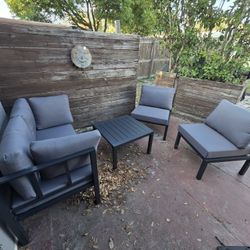 Patio Set With Cover 