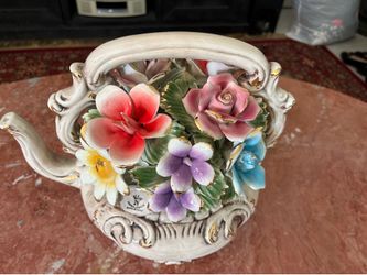 Capodimonte Flower Statur / no cracks or chips