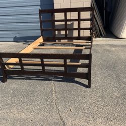 🌹QUEEN  SIZE BED  FRAME-SOLID WOOD 🌹