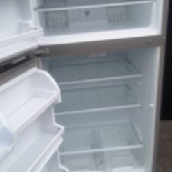 MEDIUM SIZE.,. APARTMENT  REFRIGERATOR (DELIVERED)