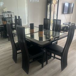 Mesa casi nueva con 6 sillas