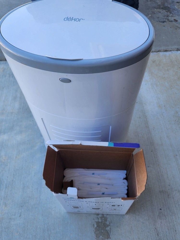 Dekor Diaper Pail With Refill Bags