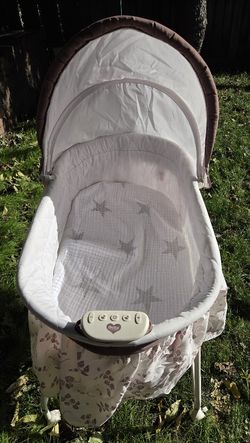 Delta Children Musical & Vibrating Bassinet