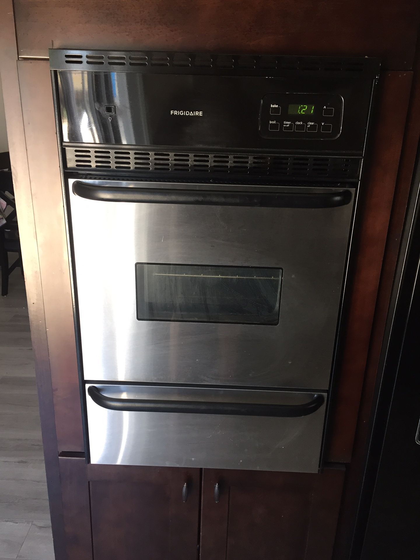 Working Gas Wall Oven with broiler on bottom