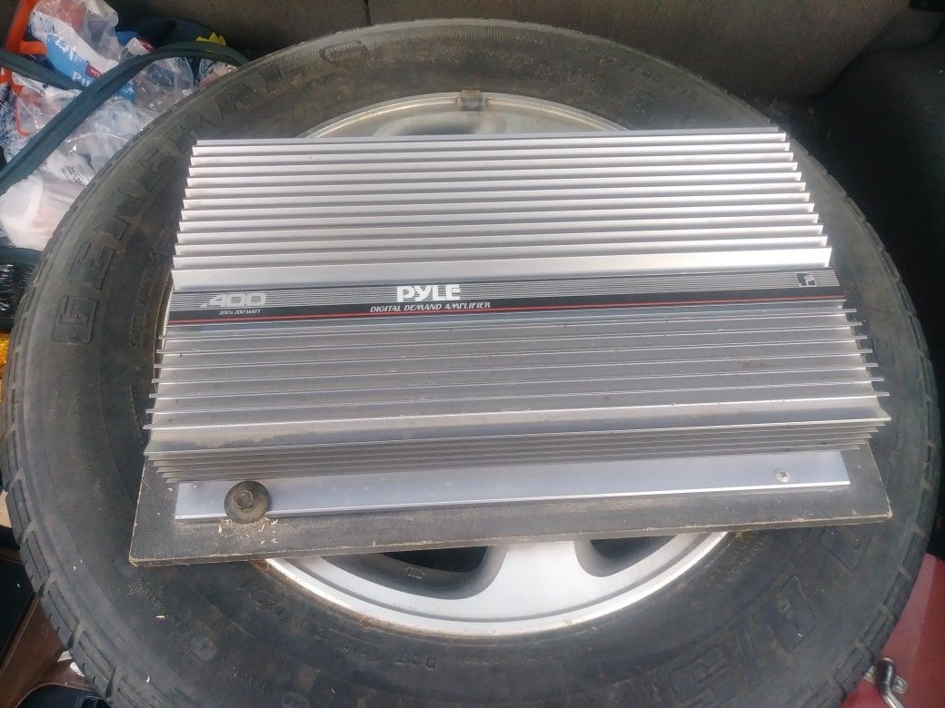 Car amp OLD SCHOOL PYLE AMP. very hard to find big bad long car amp