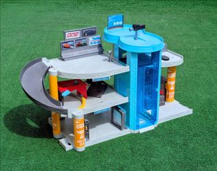 INCOMPLETE Disney Cars 3 Florida 500 Racing Garage Cars & Pit Stop Play Set EUC