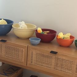 Set of 6 colorful  plastic bowls