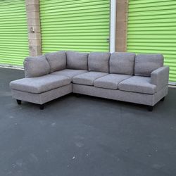 Light Gray Sectional Sofa with Chaise – Modern & Clean