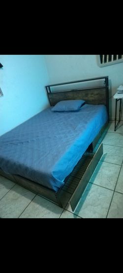 Queen size bed with mattress