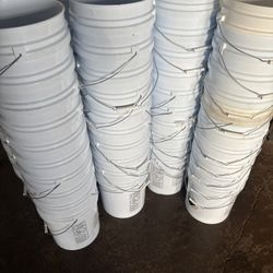 90 White 5 Gallon Plastic Buckets With Metal Handles Clean