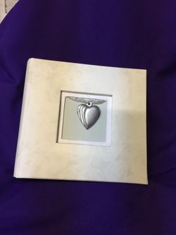 Album. Hold 4”x6” Prinz photo album. Acid free pages