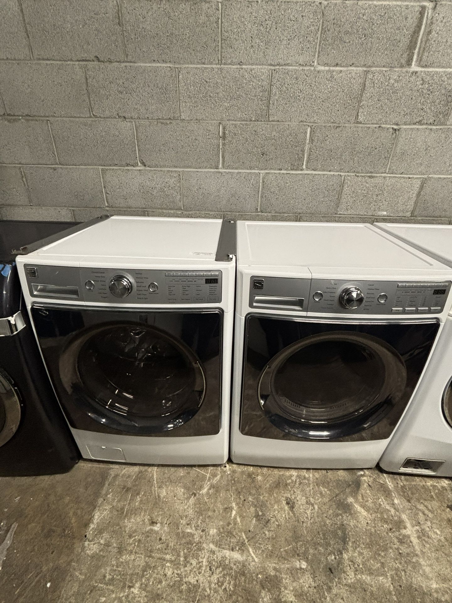 White Kenmore Front Load Washer And Dryer Set In Excellent Condition!