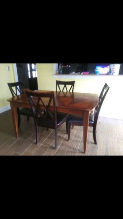 Table set with 4 chairs included