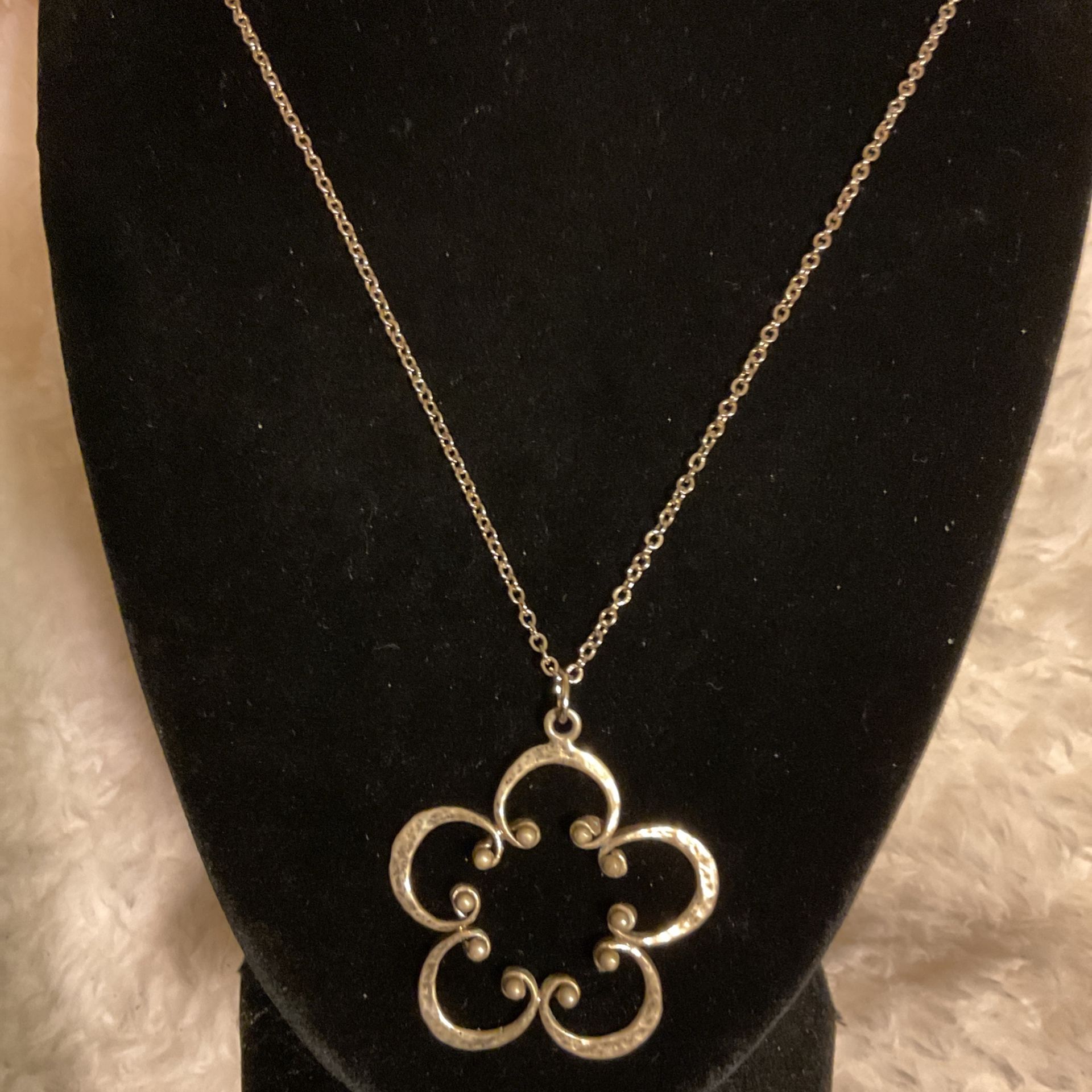 Vintage Gold Tone Necklace With Flower 🌺 Shaped Pendant…18”long