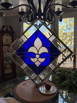 “Fleur de Lis”stained glass