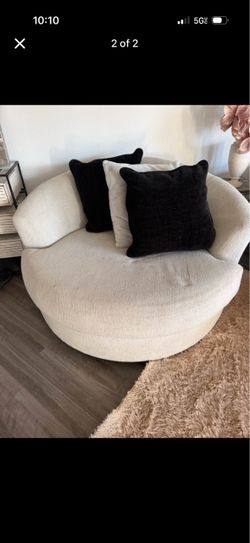 Big county chair! Pillows included