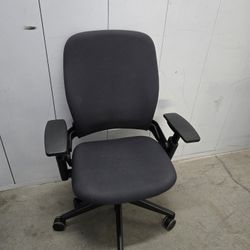 Steelcase Leap V2  $ 260