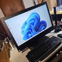Dell 24 All In One PC. i7-2.80GHz-CPU 16GB Ram 512GB SSD Wi-Fi Bluetooth