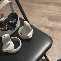 Oculus Quest 2 VR Headset with Controllers