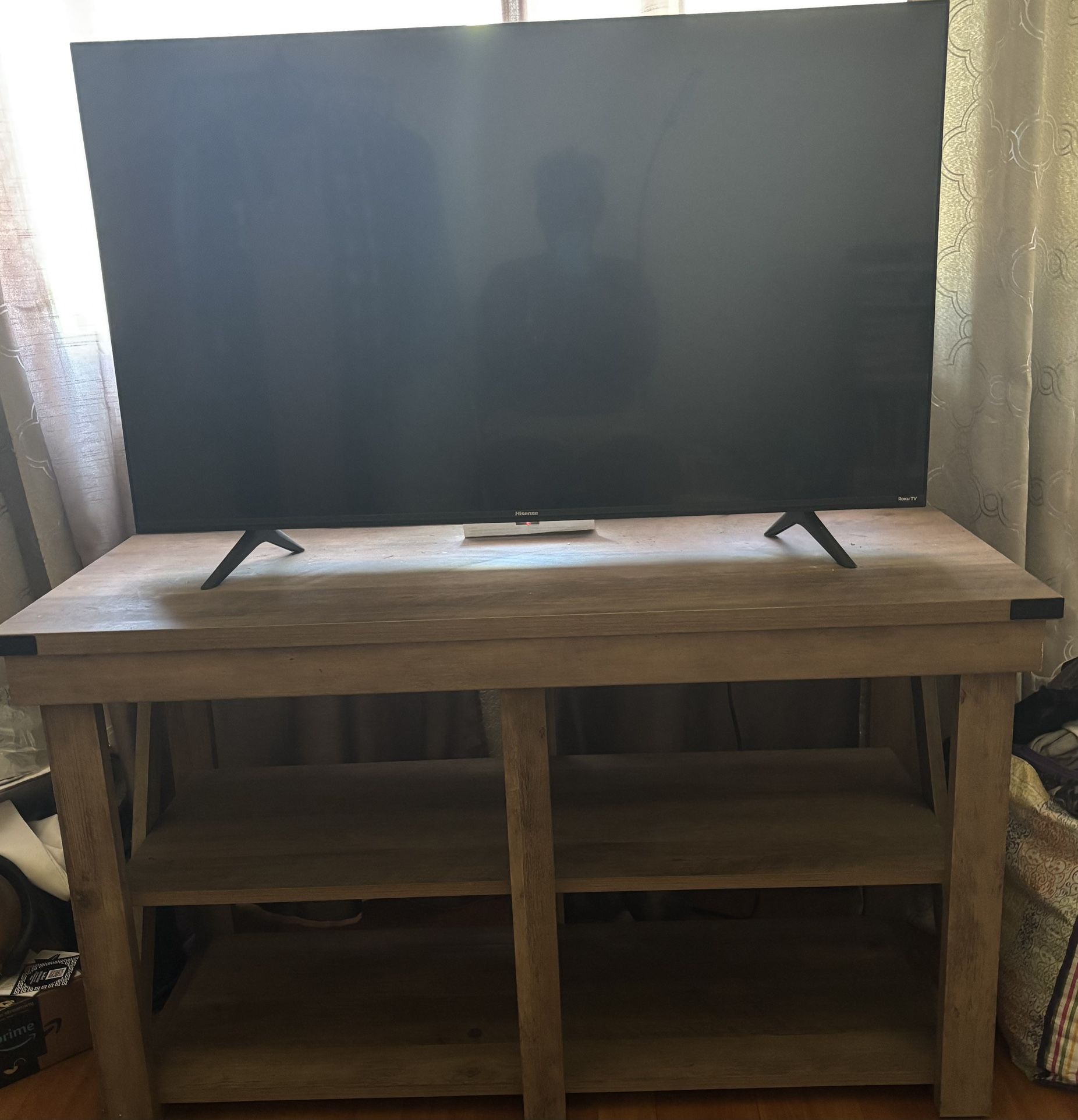 43” Hisense Roku TV & T.V Stand