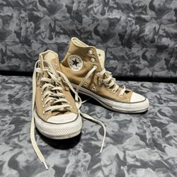 Man's Fashion Sneakers Converse Chuck Taylor All Star High size 6.5 men women size 8.5  The product is a pair of Men's Converse Chuck Taylor All Star 