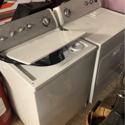 A Set Of Whirlpool Washer & Dryer 