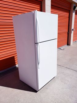 Free Delivery Top Freezer Refrigerator Super Clean Works Perfect Whirlpool 18 CuFt Running and Cold When You Look at It