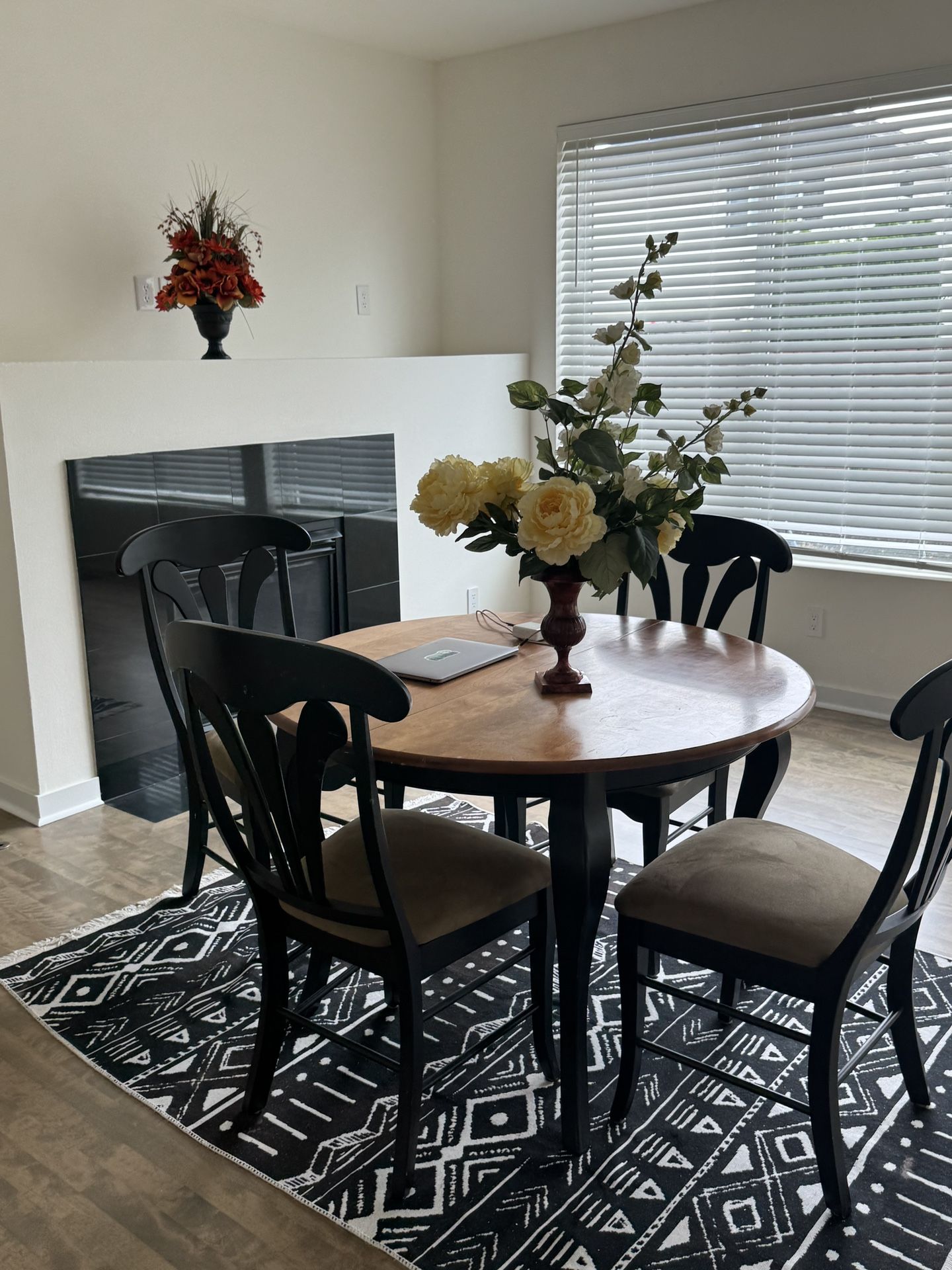 🍽️ Dining Table Set – Solid Wood – Easy Pickup! 🍽️