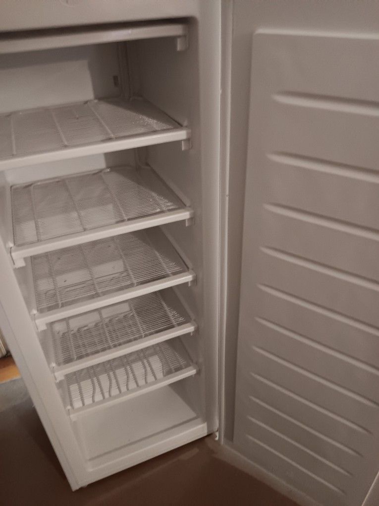 RCA 6.5 CUB. FT. FREEZER 