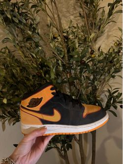 Air Jordan 1 Mid SE vivid orange 5Y boys