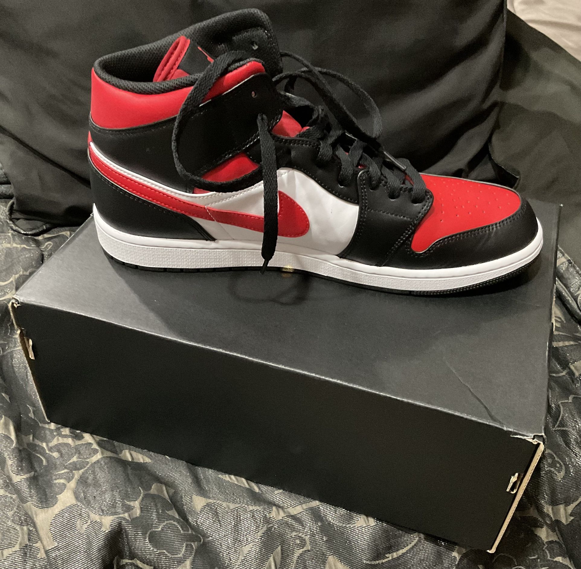 Air Jordan 1 Mid. Size 14