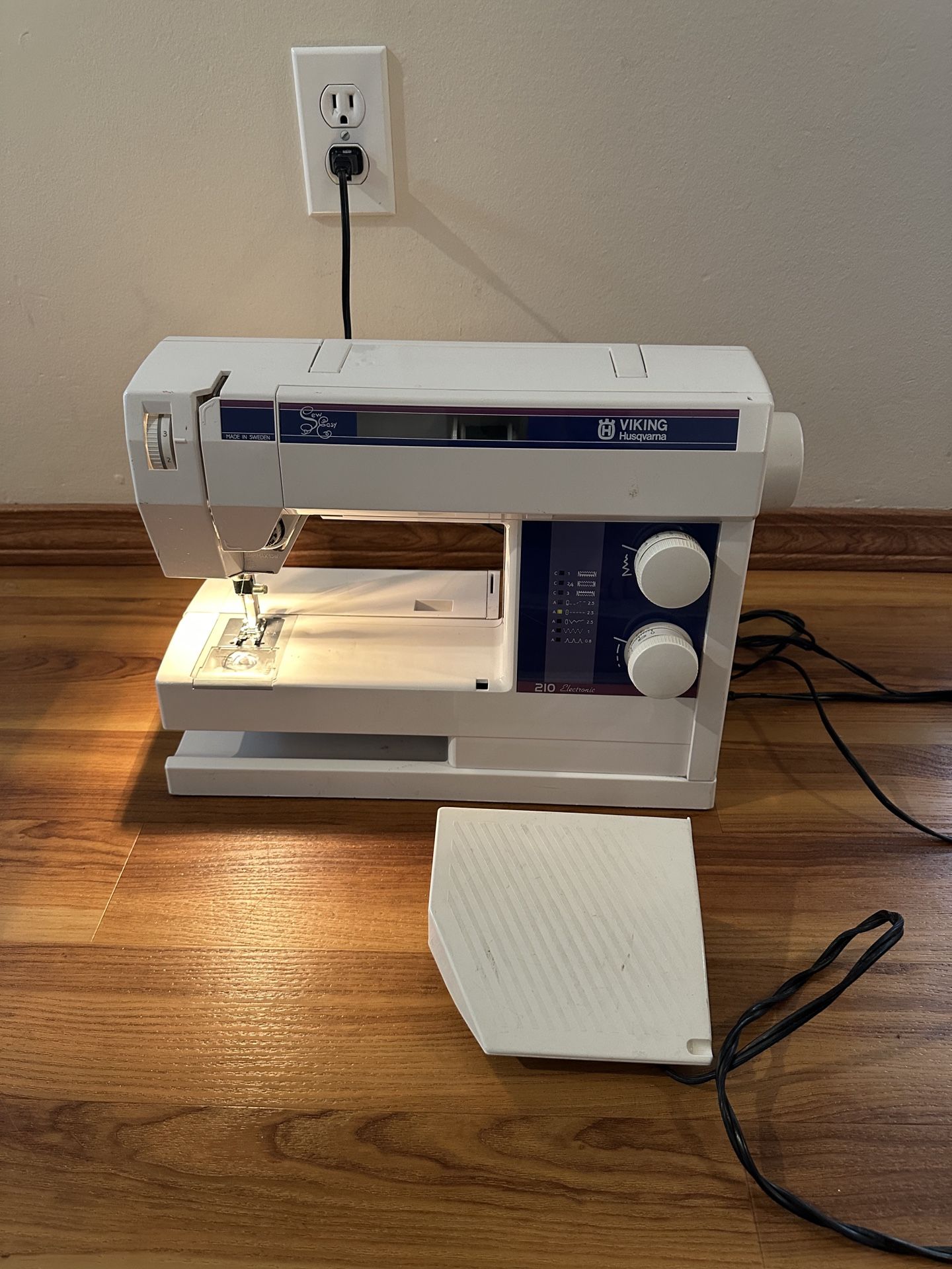 Husqvarna Viking 210 Electronic Sewing Machine 